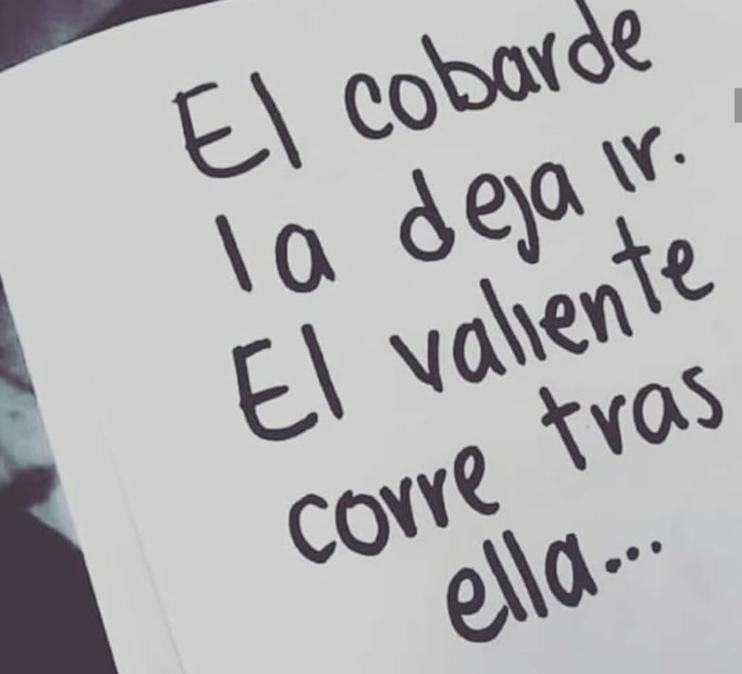El cobarde la deja ir...